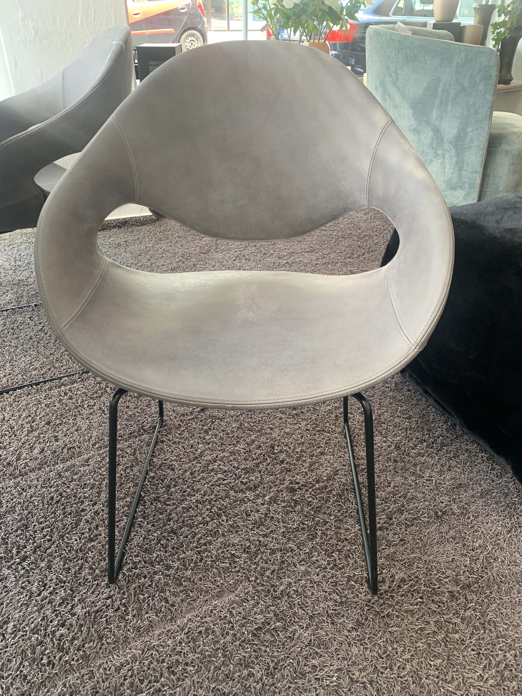 Stuhl in grau von vorne